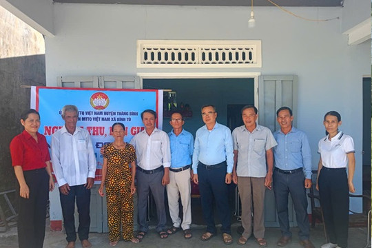 Xã Bình Tú bàn giao 2 nhà đại đoàn kết