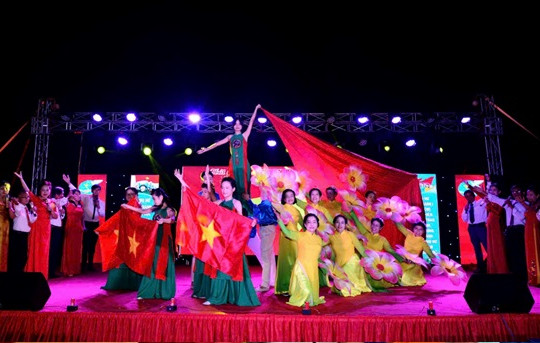 Thôn Quý Thạnh 1 (xã Bình Quý) tổ chức đêm văn nghệ Chia sẻ yêu thương