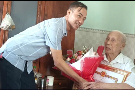 Đảng bộ thị trấn Hà Lam trao Huy hiệu 65 năm tuổi Đảng cho Đảng viên