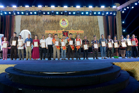 Tôn vinh nghệ nhân và thợ giỏi tại Lễ Tế bách tổ nghệ