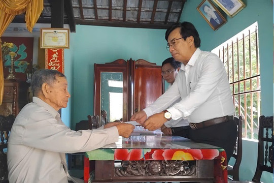 Thăng Bình thăm, tặng quà thân nhân, liệt sĩ, người tham gia Cuộc đấu tranh Hà Lam - Chợ Được