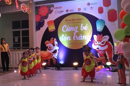 Tổ chức chương trình “Cùng bé đón trăng” cho trẻ em khuyết tật huyện Thăng Bình