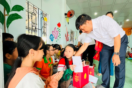 Bí thư Tỉnh ủy Lương Nguyễn Minh Triết thăm, tặng quà trung thu tại Trung tâm Phục hồi chức năng trẻ em khuyết tật Phú Ninh