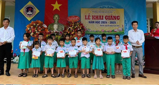 Hội Khuyến học xã Bình An vận động trao 63 suất quà cho học sinh