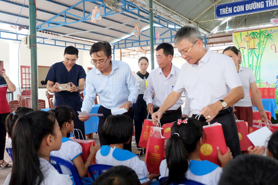 Phó Bí thư Thường trực Tỉnh ủy Nguyễn Đức Dũng thăm và tặng quà trung thu cho thiếu nhi Làng Hòa Bình