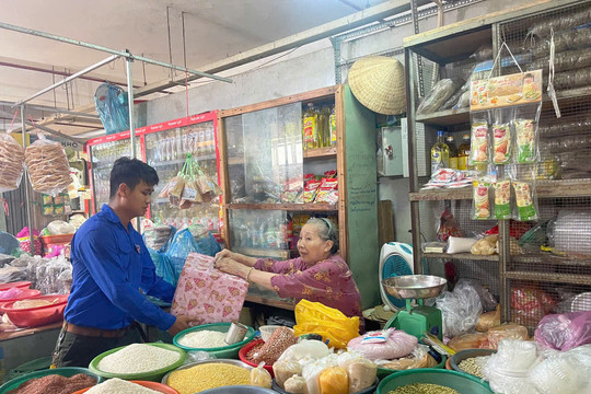 Tiểu thương Tam Kỳ ủng hộ hơn 35 triệu đồng chia sẻ khó khăn với các tỉnh phía Bắc bị thiệt hại do bão số 3