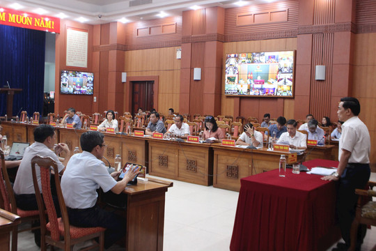 Chủ tịch UBND tỉnh Quảng Nam Lê Văn Dũng đối thoại với cán bộ, công chức ngành TN&MT, thảo luận nhiều vấn đề nóng về đất đai