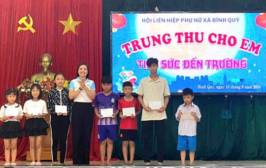 Hội LHPN xã Bình Quý trao 17 suất quà cho trẻ em mồ côi