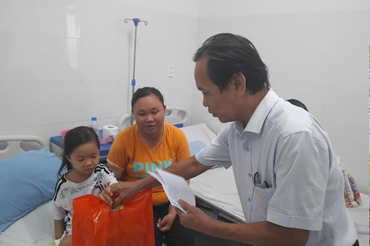 Thăng Bình thăm, tặng quà Trung thu cho thiếu nhi tại 2 cơ sở y tế