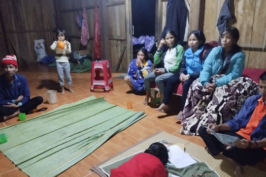 Nam Trà My di dời khẩn cấp 51 hộ dân ngay đêm khuya do nguy cơ sạt lở