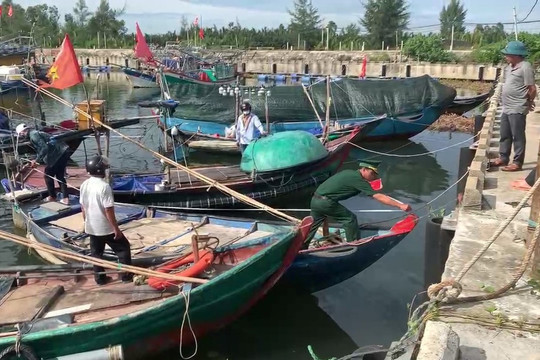 Thăng Bình: Tất cả 446 tàu thuyền của ngư dân 4 xã ven biển đã vào bờ neo đậu
