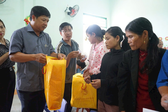 Bí thư Tỉnh ủy Lương Nguyễn Minh Triết yêu cầu Nam Trà My khẩn trương ổn định chỗ ở cho người dân làng Tăk Chay