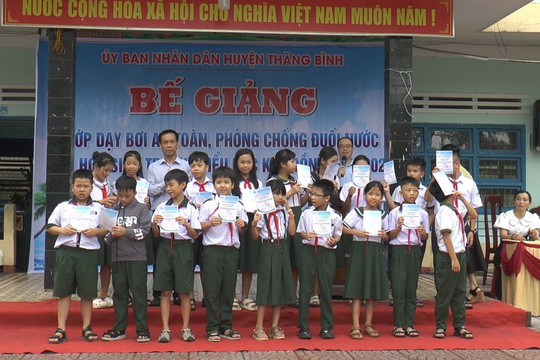 Bế giảng lớp dạy bơi miễn phí cho 73 em học sinh Trường Tiểu học Kim Đồng