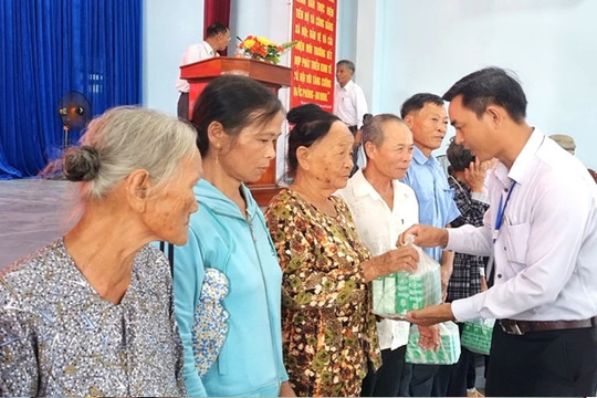 Trao 100 suất quà cho người cao tuổi khó khăn