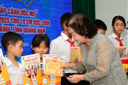 Quỹ Vừ A Dính trao học bổng cho 10 học sinh Thăng Bình