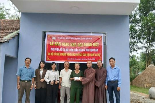 Xã Bình Định Nam bàn giao 2 nhà đại đoàn kết