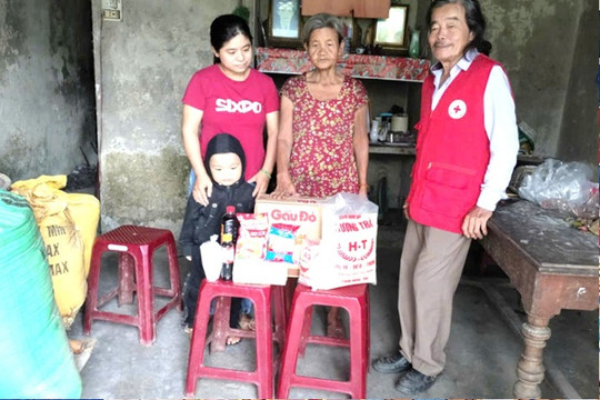Trao quà cho các cụ cao tuổi neo đơn khó khăn