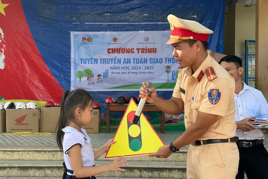 Tuyên truyền an toàn giao thông cho học sinh Trường Tiểu học  Trần Quốc Toản