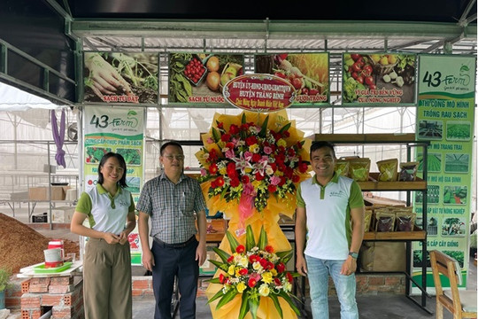 Thăng Bình thăm, tặng hoa chúc mừng Ngày Doanh nhân Việt Nam