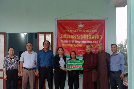 Uỷ ban Mặt trận Tổ quốc Việt Nam xã Bình Tú tổ chức lễ bàn giao nhà “Đại đoàn kết” cho hộ cận nghèo có hoàn cảnh khó khăn về nhà ở