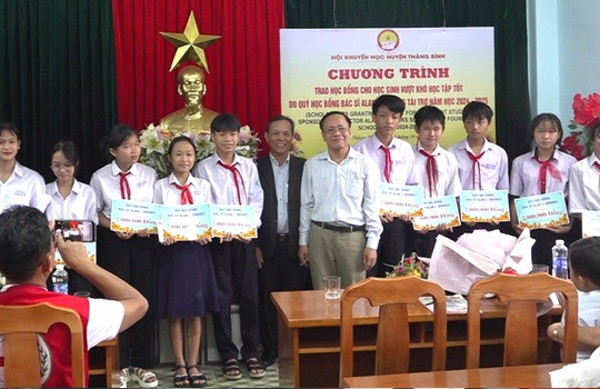 Trao 38 suất học bổng bác sĩ Alan L.Brooks cho học sinh huyện Thăng Bình
