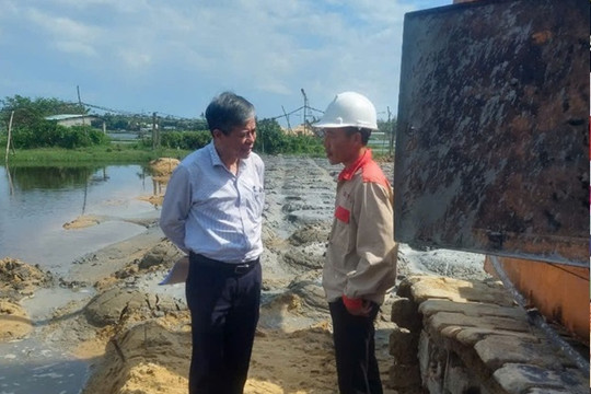 Chủ tịch UBND huyện Thăng Bình Võ Văn Hùng kiểm tra công tác phòng chống bão Trà Mi ở các xã vùng đông