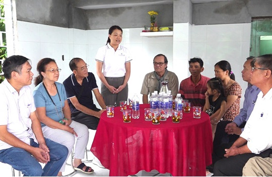 Hội Khuyến học huyện hỗ trợ bàn học cho gia đình ông Nguyễn Đình Sơn