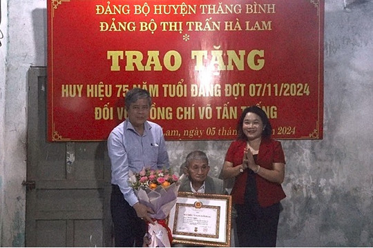 Đảng bộ thị trấn Hà Lam trao Huy hiệu 75 năm tuổi đảng cho đồng chí Võ Tấn Thống