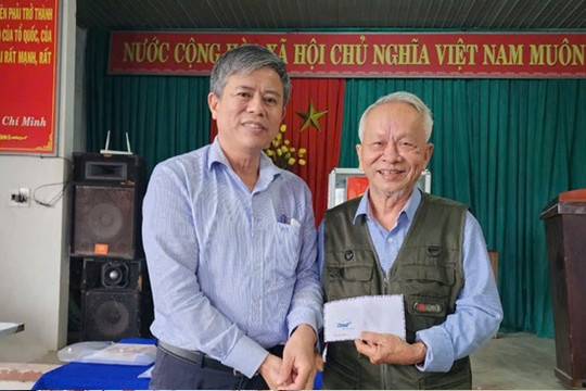 Đồng chí Võ Văn Hùng - Phó Bí thư Huyện uỷ, Chủ tịch UBND huyện dự sinh hoạt Chi bộ Khu phố 2, thị trấn Hà Lam