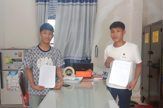 Hai anh em song sinh tròn 18 tuổi tình nguyện nhập ngũ