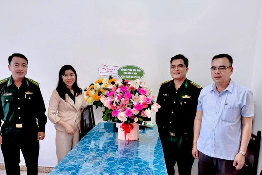 Đồn Biên phòng Bình Minh thăm chúc mừng Ủy ban MTTQ huyện Thăng Bình nhân Ngày truyền thống MTTQ Việt Nam (18/11)