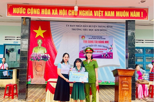 Hội LHPN thị trấn Hà Lam nhận đỡ đầu 12 em học sinh