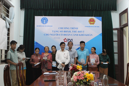 BHXH Quảng Nam tặng thẻ BHYT cho người dân khó khăn tại xã Tam Thăng