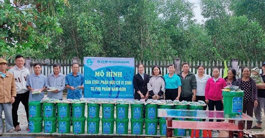 Hội LHPN xã Bình Định Bắc ra mắt mô hình “ ủ phân hữu cơ vi sinh từ phụ phẩm nấm rơm”