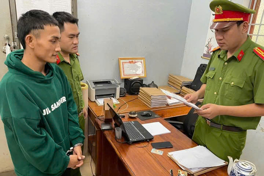 Bắt tạm giam đối tượng trộm cắp điện thoại di động