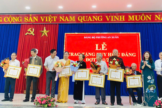 Tam Kỳ trao huy hiệu đảng cho 10 đảng viên