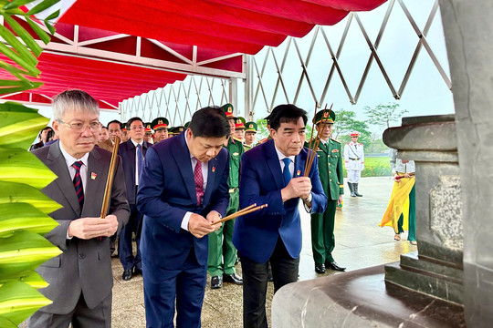 Lãnh đạo tỉnh Quảng Nam dâng hoa, viếng hương tri ân các anh hùng liệt sĩ, Bà mẹ Việt Nam anh hùng