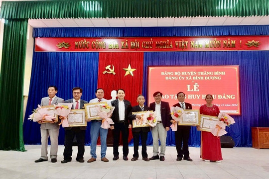 Đảng bộ xã Bình Dương tổ chức trao Huy hiệu Đảng; tổng kết công tác xây dựng Đảng năm 2024 và triển khai, quán triệt nội dung cuốn sách “Xây dựng và phát triển nền văn hóa Việt Nam tiên tiến, đậm đà bản sắc dân tộc” của cố Tổng Bí thư Nguyễn Phú Trọng