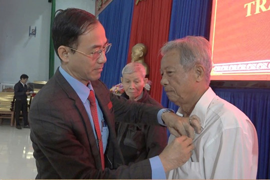 Đảng bộ thị trấn Hà Lam trao Huy hiệu Đảng cho 32 đảng viên