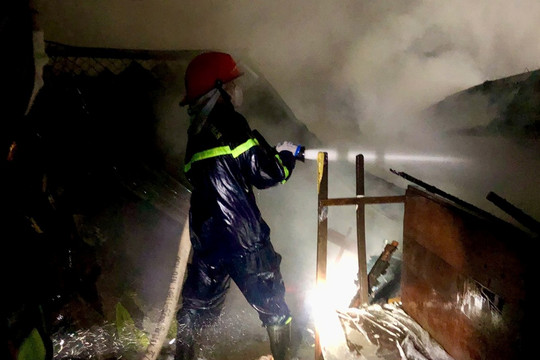 Kịp thời dập tắt đám cháy tại sạp hàng chợ Kế Xuyên, Thăng Bình