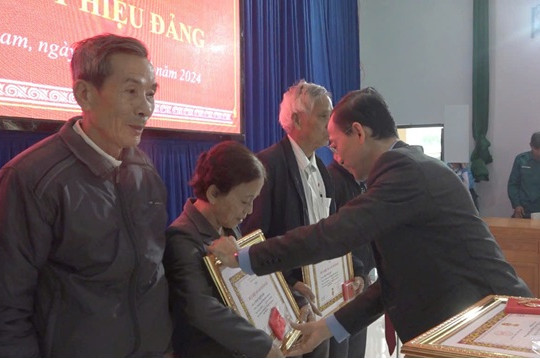 Năm 2024, Đảng bộ huyện Thăng Bình có 240 đảng viên được nhận Huy hiệu Đảng