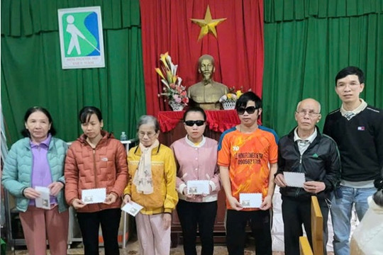 Trao 30 suất quà Tết Ất Tỵ tại Hội Người mù huyện Thăng Bình