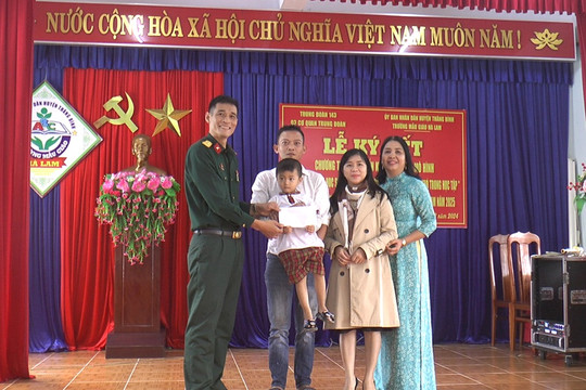 Trung đoàn 143 nhận đỡ đầu 4 học sinh có hoàn cảnh đặc biệt khó khăn huyện Thăng Bình