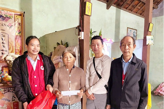 Những món quà tết sớm cho người nghèo, người khó khăn xã Bình Phục