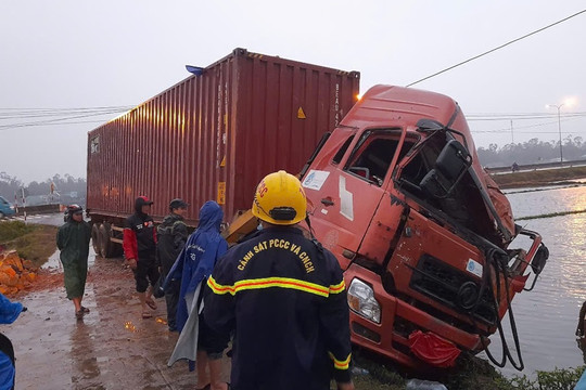 Kịp thời giải cứu nạn nhân bị mắc kẹt trong cabin xe đầu kéo tại xã Bình An