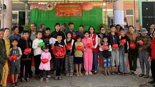 Đội xe ôm vận tải và sơ cứu thương thị trấn Hà Lam tặng quà xuân yêu thương