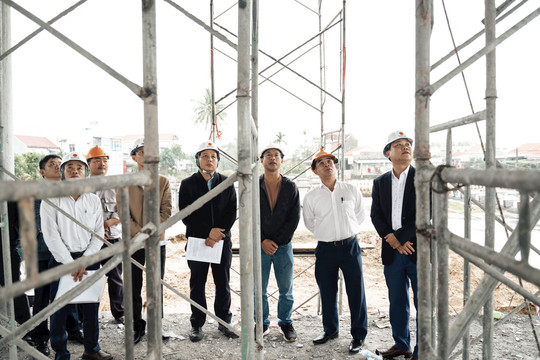 Phó Chủ tịch UBND tỉnh Trần Anh Tuấn kiểm tra thực tế tiến độ thi công, cải tạo nghĩa trang liệt sĩ tại huyện Duy Xuyên