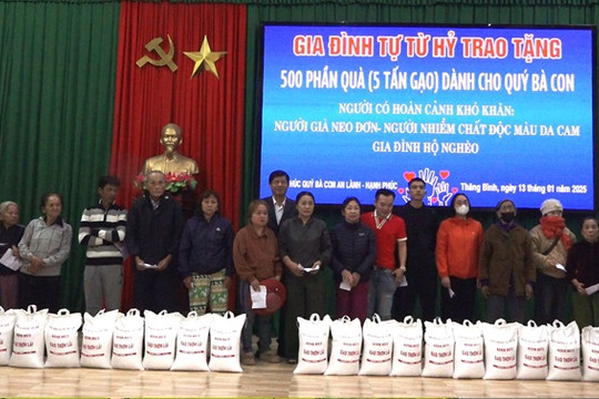 Hộ nghèo các xã cánh đông nhận quà Tết Ất Tỵ