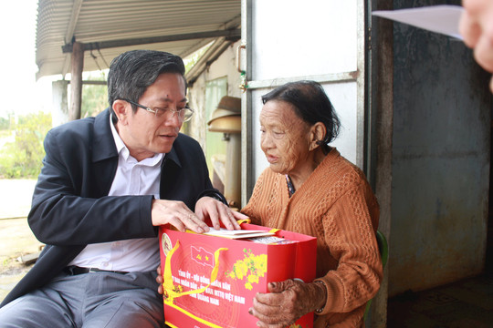 Phó Chủ tịch UBND tỉnh Trần Nam Hưng viếng hương Anh hùng liệt sĩ và thăm, tặng quà các gia đình chính sách