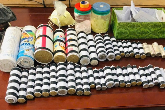 Sáu học sinh Trường THCS Ngô Quyền tự nguyện giao nộp 53 viên pháo tự chế